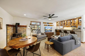 Sunlit Pines by Tahoe Getaways - 2BR in Tahoe Park w Hot Tub, Fenced Yard & Pet Friendly!